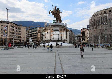 Quadratische Makedonia, der Hauptstadt der Hauptplatz, mit Passanten und Alexander die große Statue auf Hintergrund. Stockfoto