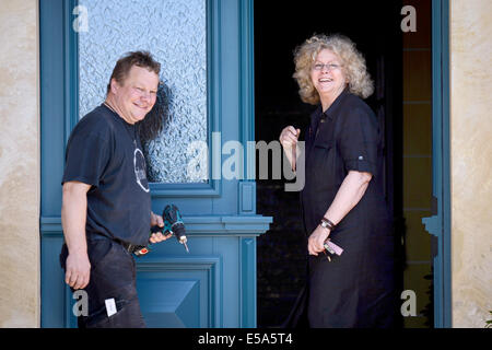 Beyreuth, Deutschland. 25. Juli 2014. Festivaldirektor Eva Wagner-Pasquier und eine Bühne Arbeiter überprüfen, ob alles in Ordnung vor der Eröffnung der Bayreuther Festspiele in Beyreuth, Deutschland, 25. Juli 2014 ist. Das Richard Wagner Festival ist eines der wichtigsten kulturellen und gesellschaftlichen Veranstaltungen in Deutschland und öffnet am 25. Juli 2014. Foto: DAVID EBENER/Dpa/Alamy Live News Stockfoto