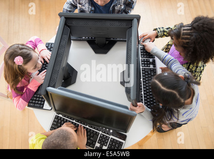 Kinder mit dem Computer im Klassenzimmer Stockfoto