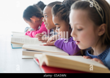 Schüler im Klassenzimmer lesen Stockfoto