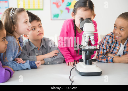 Studenten mit Mikroskop im Klassenzimmer Stockfoto