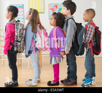 Schüler im Klassenzimmer anstehen Stockfoto