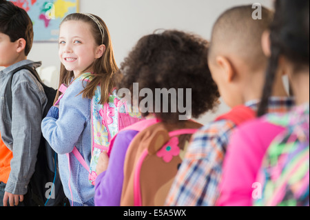 Schüler im Klassenzimmer anstehen Stockfoto