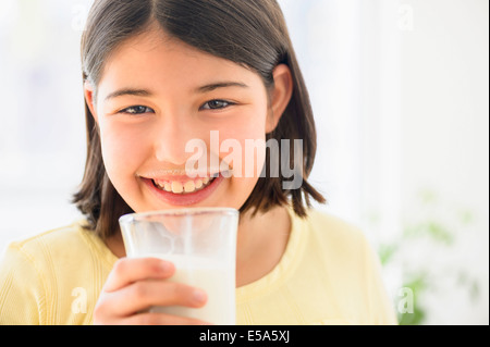 Hispanischen Mädchen Glas Milch Stockfoto
