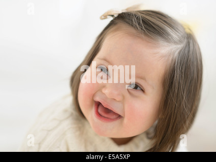 Hispanische Kind mit Down-Syndrom zu lachen Stockfoto