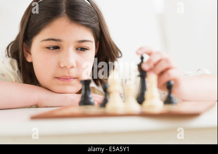 Hispanischen Mädchen spielen Schach Stockfoto