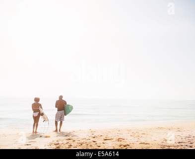 Paar Surfbretter am Strand tragen Stockfoto