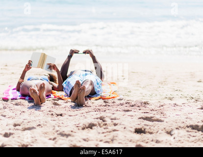 Paar erholsame zusammen am Strand Stockfoto