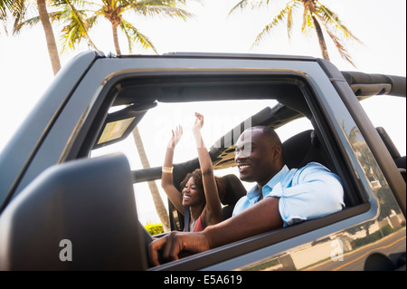 Paar fahren zusammen im Auto Stockfoto