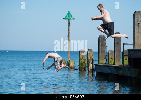 Aberystwyth, Wales UK, Freitag, 25. Juli 2014 mit Temperaturen bereits in der Mitte der 20er Jahre Celsius kurz nach 10:00, Spaß am frühen Morgen, die Schwimmer haben abspringen der Holzsteg am Strand bei Aberystwyth an der Westküste Wales UK. Heutige Höchsttemperatur wird voraussichtlich rund 25 c, ein paar Grad kühler als den letzten Tagen aber immer noch über dem Durchschnitt für diese Zeit des Jahres. Bildnachweis: Keith Morris/Alamy Live-Nachrichten Stockfoto