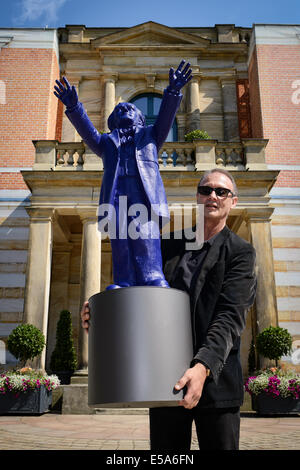 Beyreuth, Deutschland. 25. Juli 2014. Künstler Ottmar Hoerl trägt seine Skulptur des Komponisten Richard Wagner "Durchführung" vor der Eröffnung der Bayreuther Festspiele in Beyreuth, Deutschland, 25. Juli 2014. Das Richard Wagner Festival ist eines der wichtigsten kulturellen und gesellschaftlichen Veranstaltungen in Deutschland und öffnet am 25. Juli 2014. Foto: DAVID EBENER/Dpa/Alamy Live News Stockfoto