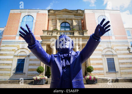 Beyreuth, Deutschland. 25. Juli 2014. Eine Skulptur des Komponisten Richard Wagner "Durchführung" des Künstlers Ottmar Hoerl auf dem Display vor der Eröffnung der Bayreuther Festspiele in Beyreuth, Deutschland, 25. Juli 2014 ist. Das Richard Wagner Festival ist eines der wichtigsten kulturellen und gesellschaftlichen Veranstaltungen in Deutschland und öffnet am 25. Juli 2014. Foto: DAVID EBENER/Dpa/Alamy Live News Stockfoto