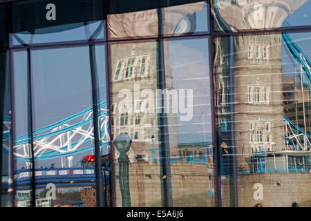 Abstrakten Überlegungen der Tower Bridge in Windows in London im Juli Stockfoto