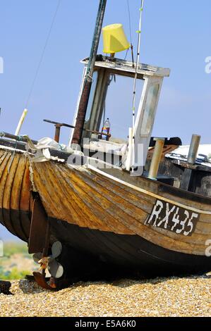 Klinker baute ein Fischerboot am Kiesstrand in Dungeness, Kent, England, Großbritannien. Stockfoto