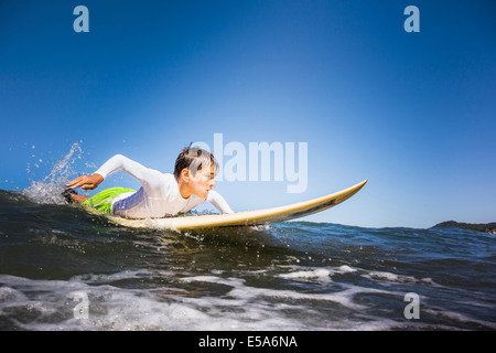 Gemischte Rassen junge Surfen im Ozean Stockfoto