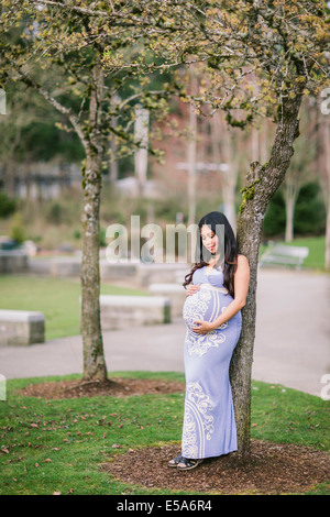 Asiatische Frau hält ihren schwangeren Bauch Stockfoto