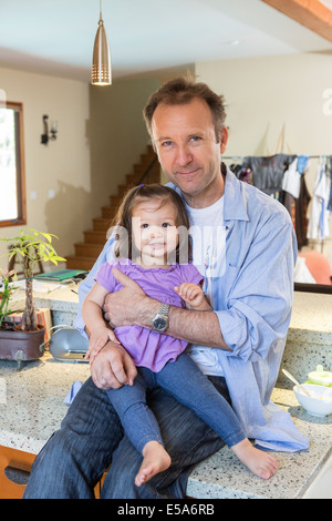 Vater Holding-Tochter in der Küche Stockfoto