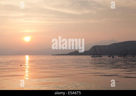 Die Sonne über dem Gardasee in Bardolino Stockfoto