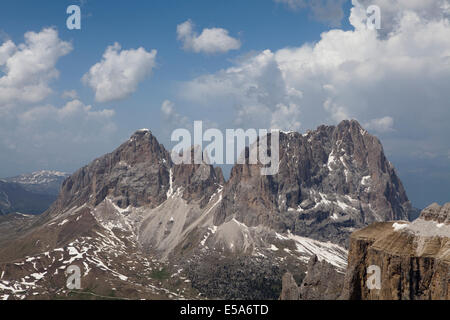 Die Dolomiten von La Terraza Delle Dolomiti, ein Restaurant mit der Seilbahn erreicht. Pordoi Pass, Italien Stockfoto