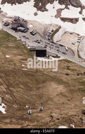 Mit Blick auf die Talstation der Seilbahn auf den Gipfel des Pass Pordoi in den Dolomiten, Italien Stockfoto