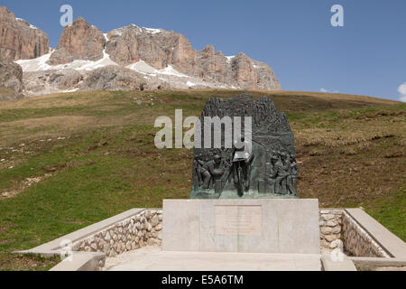 Das Denkmal Fausto Coppi auf dem Gipfel der Pordoi Pass in den italienischen Dolomiten Radfahrer Stockfoto