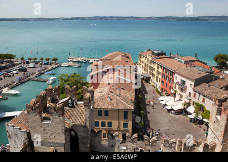 Die Aussicht von Scaliger Burg über der Stadt Sirmione am Ufer des Gardasees, Italien Stockfoto