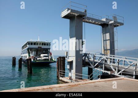 Autofähre am Gardasee in Torri Del Benaco Stockfoto