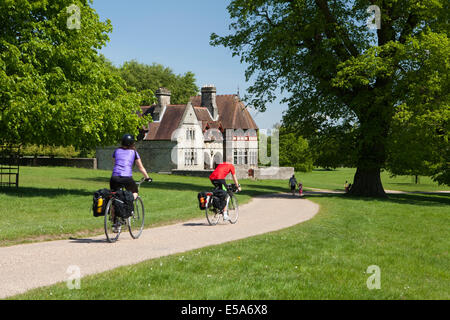 Radfahrer und Wanderer genießen aufgrund von Studley Royal Park in North Yorkshire Stockfoto