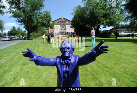 Beyreuth, Deutschland. 25. Juli 2014. Eine Skulptur des Komponisten Richard Wagner "Durchführung" des Künstlers Ottmar Hoerl auf dem Display außerhalb des Festspielhauses vor der Eröffnung der Bayreuther Festspiele in Beyreuth, Deutschland, 25. Juli 2014 ist. Das Richard Wagner Festival ist eines der wichtigsten kulturellen und gesellschaftlichen Veranstaltungen in Deutschland und öffnet am 25. Juli 2014. Foto: TOBIAS HASE/Dpa/Alamy Live News Stockfoto