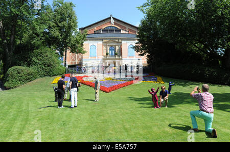 Beyreuth, Deutschland. 25. Juli 2014. Blumen blühen außerhalb des Festspielhauses vor der Eröffnung der Bayreuther Festspiele in Beyreuth, Deutschland, 25. Juli 2014. Das Richard Wagner Festival ist eines der wichtigsten kulturellen und gesellschaftlichen Veranstaltungen in Deutschland und öffnet am 25. Juli 2014. Foto: TOBIAS HASE/Dpa/Alamy Live News Stockfoto