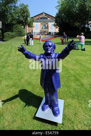 Beyreuth, Deutschland. 25. Juli 2014. Eine Skulptur des Komponisten Richard Wagner "Durchführung" des Künstlers Ottmar Hoerl auf dem Display außerhalb des Festspielhauses vor der Eröffnung der Bayreuther Festspiele in Beyreuth, Deutschland, 25. Juli 2014 ist. Das Richard Wagner Festival ist eines der wichtigsten kulturellen und gesellschaftlichen Veranstaltungen in Deutschland und öffnet am 25. Juli 2014. Foto: TOBIAS HASE/Dpa/Alamy Live News Stockfoto