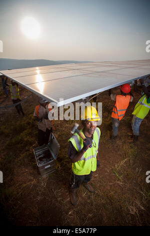 Techniker installieren Platten in einer der größten Solarparks in Ost-Afrika, Rwamagana Bezirk, Ruanda. Stockfoto