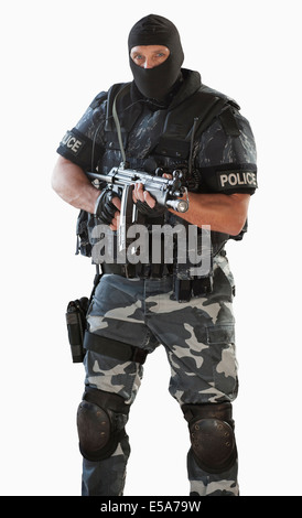 Polizist in Gang halten Sturmgewehr Stockfoto