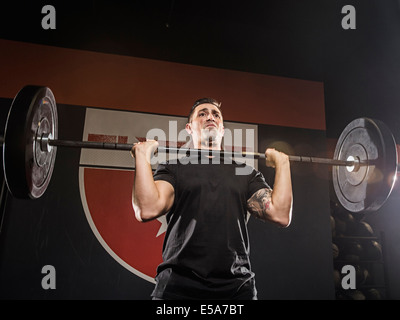 Kaukasischen Mann Heben von Gewichten im Fitnessstudio Stockfoto