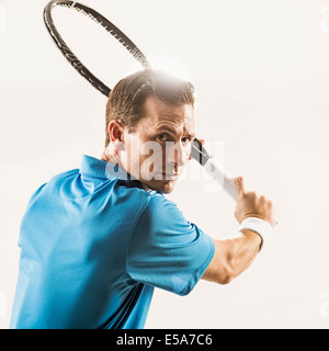 Kaukasischen Mann Tennis spielen Stockfoto