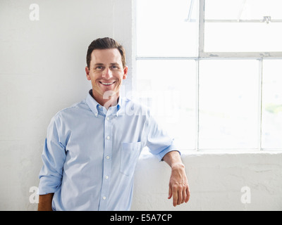 Kaukasische Geschäftsmann lächelnd in Büro Stockfoto