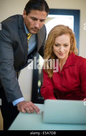 Kaukasische Geschäftsleute arbeiten im Büro Stockfoto