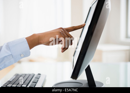 Gemischte Rassen Geschäftsfrau auf Touchscreen-Computer arbeiten Stockfoto