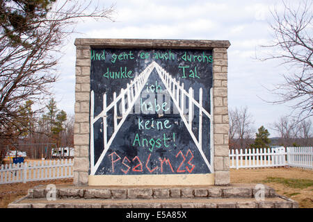 Abschnitt der original Berliner Mauer mit Psalm 23 in Eureka Springs, Arkansas, USA Stockfoto