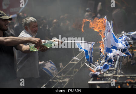 Teheran, Iran. 25. Juli 2014. 25. Juli 2014 - Teheran - Iranerin Demonstrator brennt eine israelische Flagge bei einer Jerusalem-Tag-Demonstration in Teheran. Morteza Nikoubazl/ZUMAPRESS Credit: Morteza Nikoubazl/ZUMA Draht/Alamy Live-Nachrichten Stockfoto