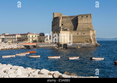 Castel Ovo, eine mittelalterliche Festung in der Bucht von Neapel, Italien. Stockfoto