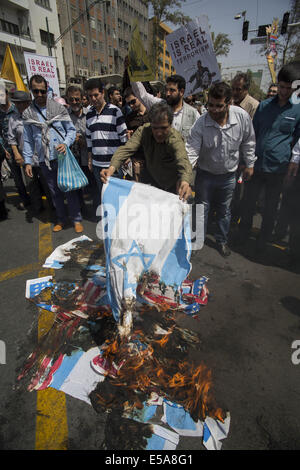 Teheran, Iran. 25. Juli 2014. 25. Juli 2014 - Teheran - Iranerin Demonstrator brennt eine israelische Flagge bei einer Jerusalem-Tag-Demonstration in Teheran. Morteza Nikoubazl/ZUMAPRESS Credit: Morteza Nikoubazl/ZUMA Draht/Alamy Live-Nachrichten Stockfoto