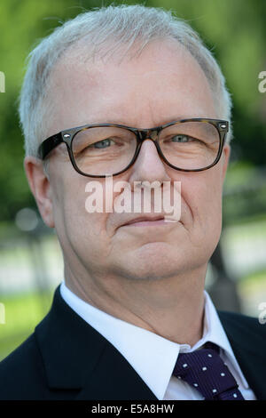 Beyreuth, Deutschland. 25. Juli 2014. Peter Emmerich, Festival-Sprecher, lächelt während der Eröffnung der Bayreuther Festspiele in Beyreuth, Deutschland, 25. Juli 2014. Das Richard Wagner Festival ist eines der wichtigsten kulturellen und gesellschaftlichen Veranstaltungen in Deutschland und öffnet am 25. Juli 2014. Foto: DAVID EBENER/Dpa/Alamy Live News Stockfoto