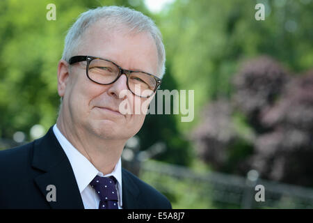 Beyreuth, Deutschland. 25. Juli 2014. Peter Emmerich, Festival-Sprecher, lächelt während der Eröffnung der Bayreuther Festspiele in Beyreuth, Deutschland, 25. Juli 2014. Das Richard Wagner Festival ist eines der wichtigsten kulturellen und gesellschaftlichen Veranstaltungen in Deutschland und öffnet am 25. Juli 2014. Foto: DAVID EBENER/Dpa/Alamy Live News Stockfoto