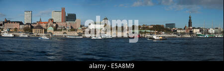 Panoramablick über den alten Elbtunnel mit den Landungsbrücken und St. Michaelis Kirche oder Michel, Hamburg, Deutschland Stockfoto