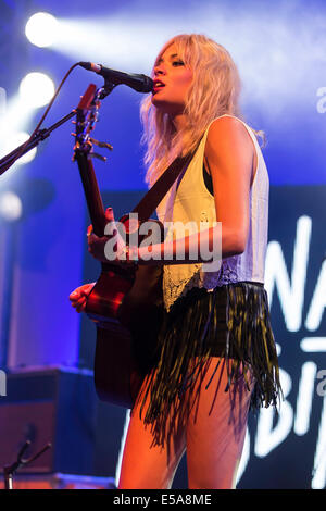 Der junge schottische Sängerin Nina Nesbitt, die live auf das Blue Balls Festival, Luzern, Schweiz Stockfoto