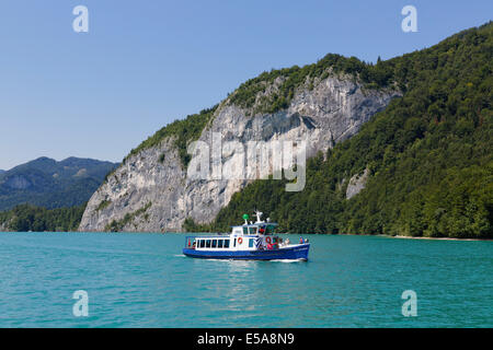 Passagierschiff Zwölferhorn vor Felswand des Falkenstein, Lake Wolfgangsee, Salzkammergut, Salzburger Land, Österreich Stockfoto