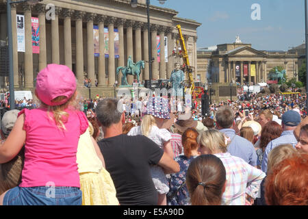 Liverpool, Vereinigtes Königreich. 25. Juli 2014. Oma-Riesen, im Alter von 85 und 25 Fuß/7,4 Meter hoch in der St George's Hall, Liverpool vor ihren Reisen rund um Zentrum von Liverpool. Die Riesen zurück nach Liverpool, in 2012, äußerst beliebt waren und sind die Schaffung von französischen Straße Theatergruppe "Royal de Luxe". Es ist Großmutter Giants UK premier. Die Riesen treten in "Erinnerungen an August 1914" Geschichten des Krieges Storie im Zusammenhang mit der 100 Jahre Jubiläum des Beginns der Weltkrieg I. Credit: Paul Quayle/Alamy Live News Stockfoto