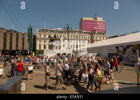 Georges Sq, Glasgow, Schottland, Großbritannien. Freitag, 25. Juli 2014. Warteschlangen an den Kassen in Georges Sq als schottische Medaille Erfolg bei den Commonwealth Games steigt die Nachfrage nach Tickets. Paul Stewart/Alamy News Stockfoto