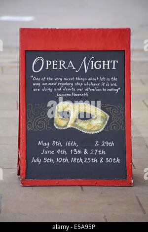 Oper Nacht Board in London im Juli Stockfoto